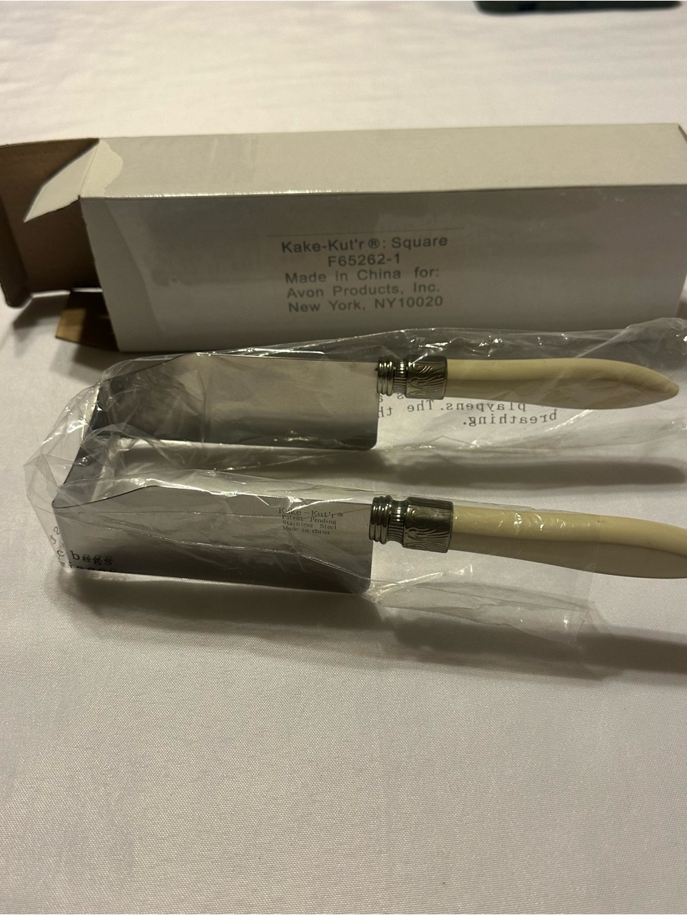 Vintage Avon Cream and Silver Square kake-kut’r